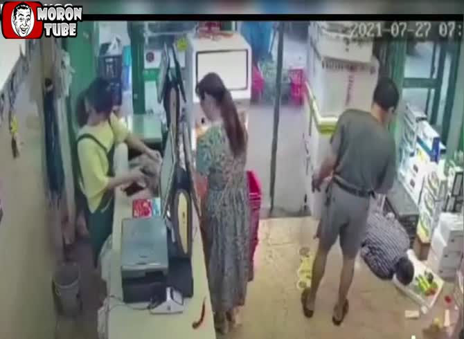 Video :In China, an elderly man has a heart attack